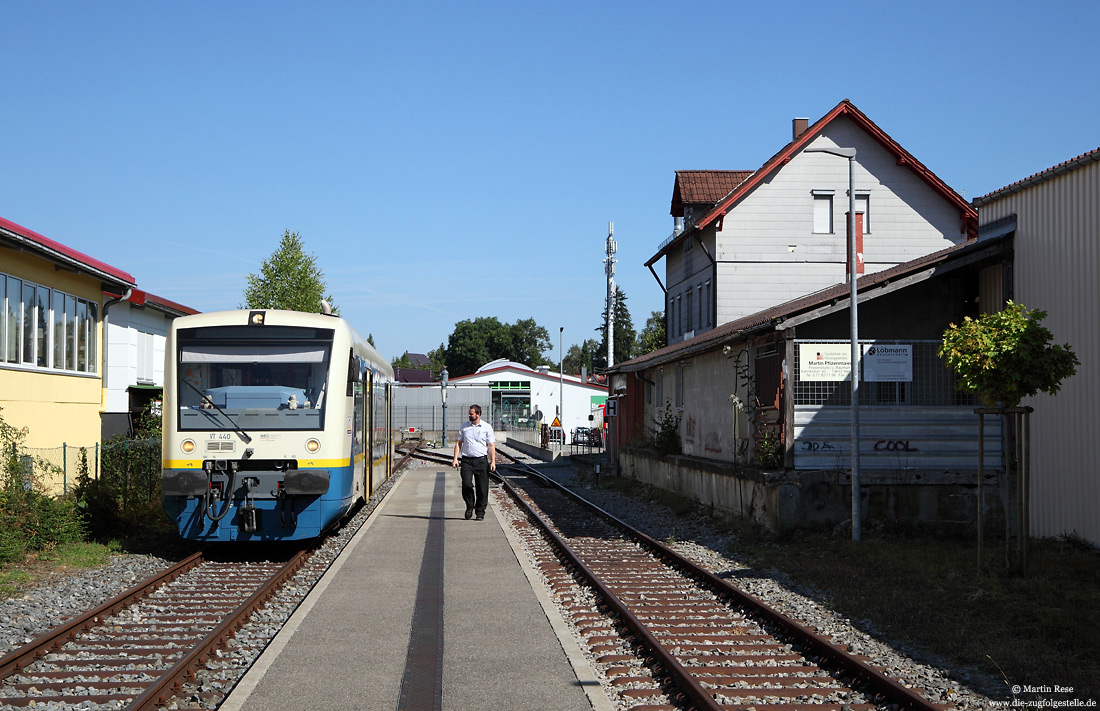 Im September 2016 gibt es auf der sonst nur von Museumszügen befahrenen Strecke Welzheim - Rudersberg einen befristeten Straßenersatzverkehr. Aufgrund eines Erdrutsches an der Landstraße 1080 müssen die Autos und Busse einen 18 Kilometer (!) weiten Umweg fahren. In Welzheim steht der VT440 der WEG bereit zur Fahrt nach Rudersberg.