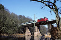 Auf der Siegstrecke überquert die Deutzerfelder 110 152 bei Rosbach mit dem SE3317 die Sieg