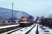 118 801 steht mit dem mit P19089 Suhl - Schleusingen abfahrbereit in Suhl,