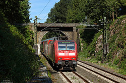 146 005 mit Doppelstockwagen als RE9 bei Schladern auf der Siegstrecke