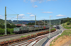 Mit einem imposanten Streckenfest werden am 25.5.2017 die Schiebelokomotiven auf der Spessartrampe zwischen Laufach und Heigenbrücken verabschiedet. Mit dabei ist die 194 158, die hier einst selber schweren Zügen über den Berg geholfen hat. Die Schiebelokomotiven bleiben hier allerdings noch bis zur endgültigen Inbetriebnahme der neuen Strecke (im Vordergrund zu sehen) Mitte Juni 2017 im Einsatz.