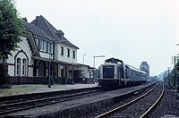 212 237 vom Bw Krefeld mit N8923 Kleve - Duisburg im Bahnhof Kalkar