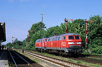 218 131 und 215 913, ehemals 215 215 127, von DB-Autozug im Bahnhof Niebüll 