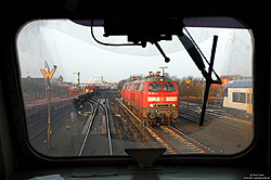 218 381 in verkehrsrot aus der Lokführersicht im Bahnhof Westerland