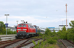 218 873 in verkehrsrot mit TRI-Zug im Bahnhof Puttgarden