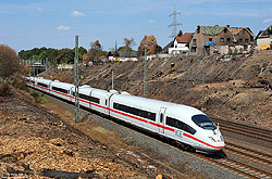 Bei Siegburg kommt es am 7.8.2018 zu einem Böschungsbrand, der sich aufgrund der hohen Außentemperaturen von 38 Grad und böigem Wind rasch am Bahndamm ausbreitet. Während es 32 Verletzte gibt, fallen dem Brand neun Häuser zum Opfer. Knapp zwei Wochen später, am 19.8.2018, sind die Aufräum- und Reparaturarbeiten bereits Gange, das Ausmaß des Brandes aber noch zu erahnen.