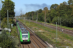 Infolge eines Unfalls gerät am Mittag des 17.9.2020 auf der A40 bei Mülheim-Styrum ein Tanklastzug in Brand. In über 20 km Entfernung ist die Rauchsäule zu sehen, als der 422 049 in Kalkum als S1 nach Solingen Hbf fährt. Bei dem Brand wurden auch mehrere Eisenbahnbrücken beschädigt, sodass die Strecken fast ein halbes Jahr lang gesperrt bleiben.