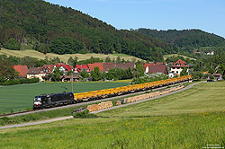 Schwarze X4E 611 - alias 193 611 - von DISPO-Lok mit Abraumzug der Baustelle Stuttgart 21 auf der Murrbahn bei Schleißweiler 