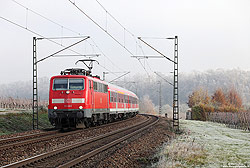 Mit der RB39923 Heilbronn – Stuttgart ist die Stuttgarter 111 082 bei Lauffen unterwegs.