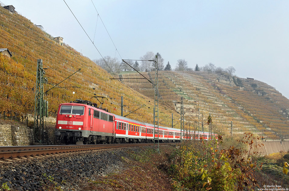 Zwischen Walheim und Besigheim fährt die 111 168 mit dem RE4924 durch die Weinberge nach Stuttgart