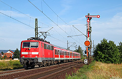 Mit einer Regionalbahn nach Bamberg passiert die 111 130 am 22.7.2009 das westliche Einfahrsignal von Hirschaid. Die Formsignale fielen dem Streckenausbau unlängst zum Opfer.