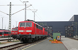 Vor der Werkstatt im Werk Nürnberg West warten die 111 181 und zwei Schwestern auf den nächsten Einsatz, 4.11.2017.