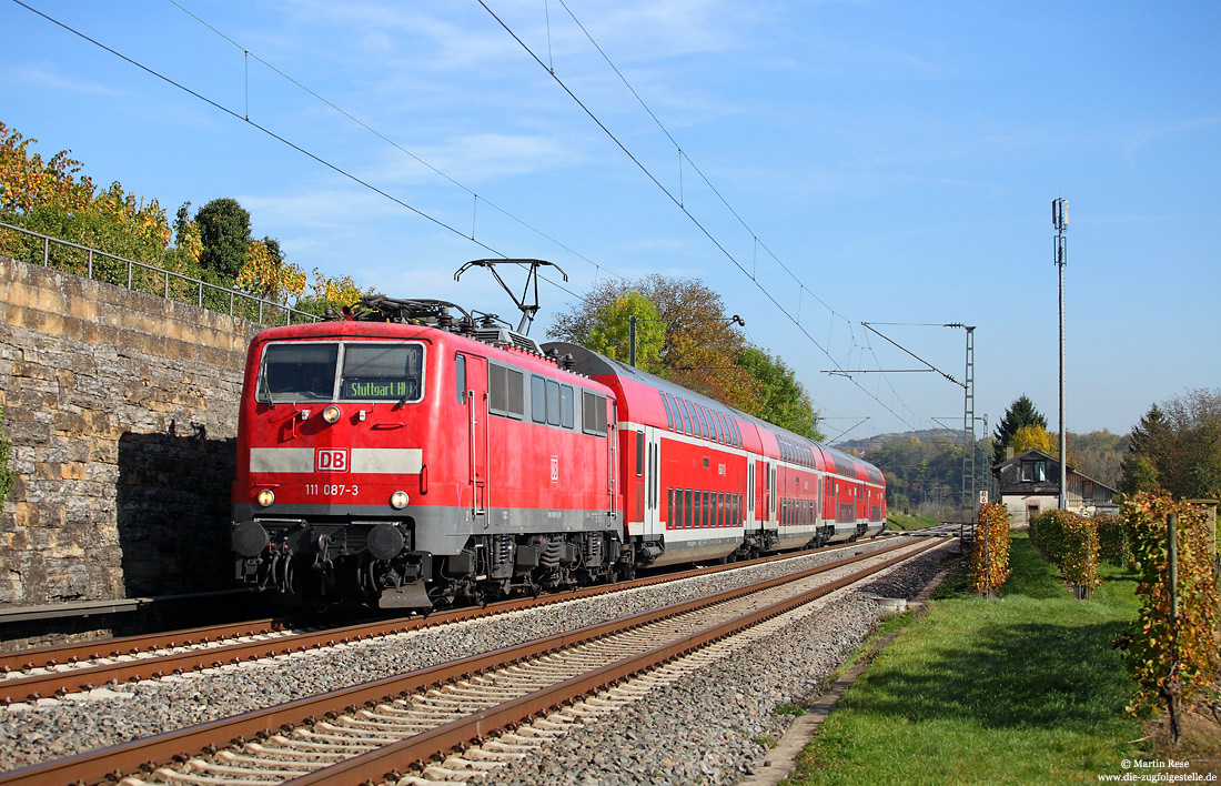 Ulmer 111 087 in verkehrsrot mit Doppelstockwagen bei Lauffen