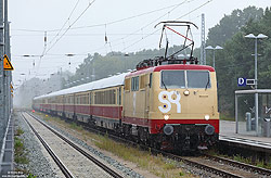 111 057 in rot/beige von Smart Rail mit AKE-TEE im Bahnhof Binz auf Rügen