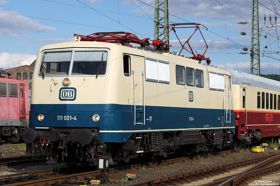 111 001 in oceanblau beiger Lackierung in Koblenz Lützel