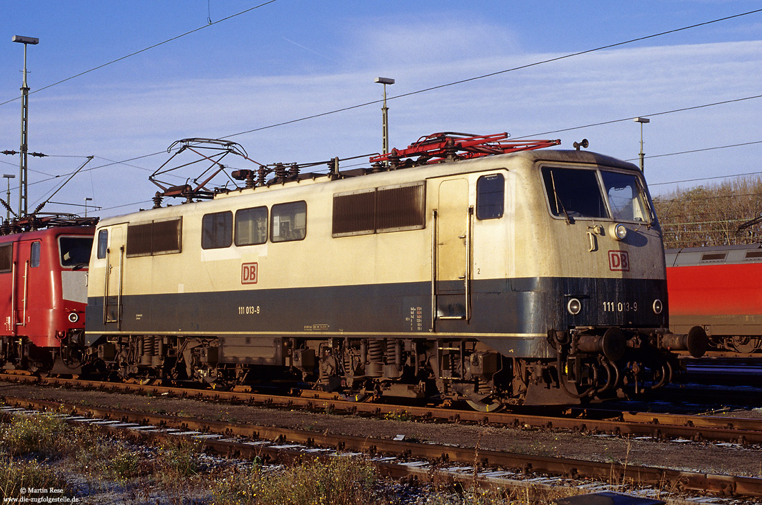 Eine weitere Aufnahme einer oceanblau/beige 111 zeigt die Dortmunder 111 013 am 16.11.99 im Bw Dortmund Bbf.