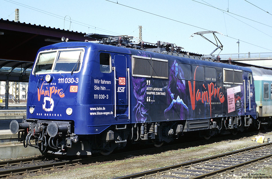 111 030 mit Werbung für das Musical Tanz der Vampire in Ulm Hbf