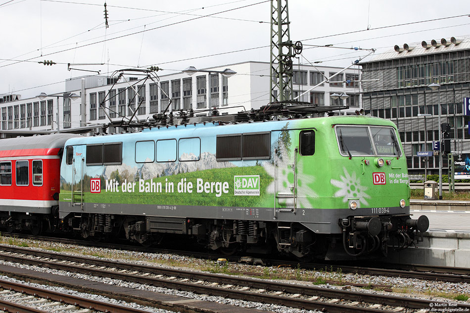 Mit dem Slogan Mit der Bahn in die Berge wirbt die 111 039 für den Deutschen Alpenverein