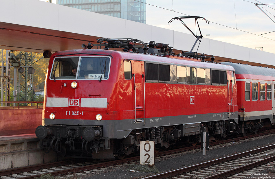 Im aktuellen Lack der DBAG präsentiert sich die Ludwigshafener 111 045 in Mannheim Hbf.