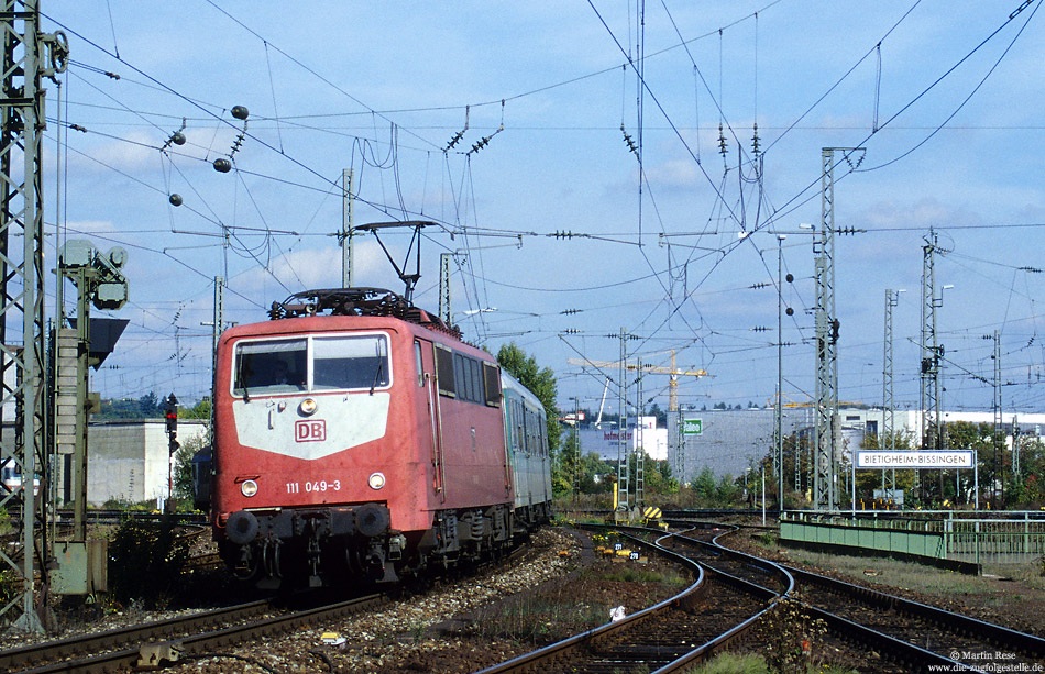 Am 11.10.2001 habe ich die 111 049 bei der Einfahrt in Bietigheim Bissingen fotografiert