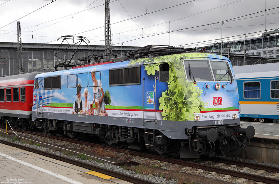 111 066 mit Werbung 200 Jahre Bayrische Biergärten in München Hbf