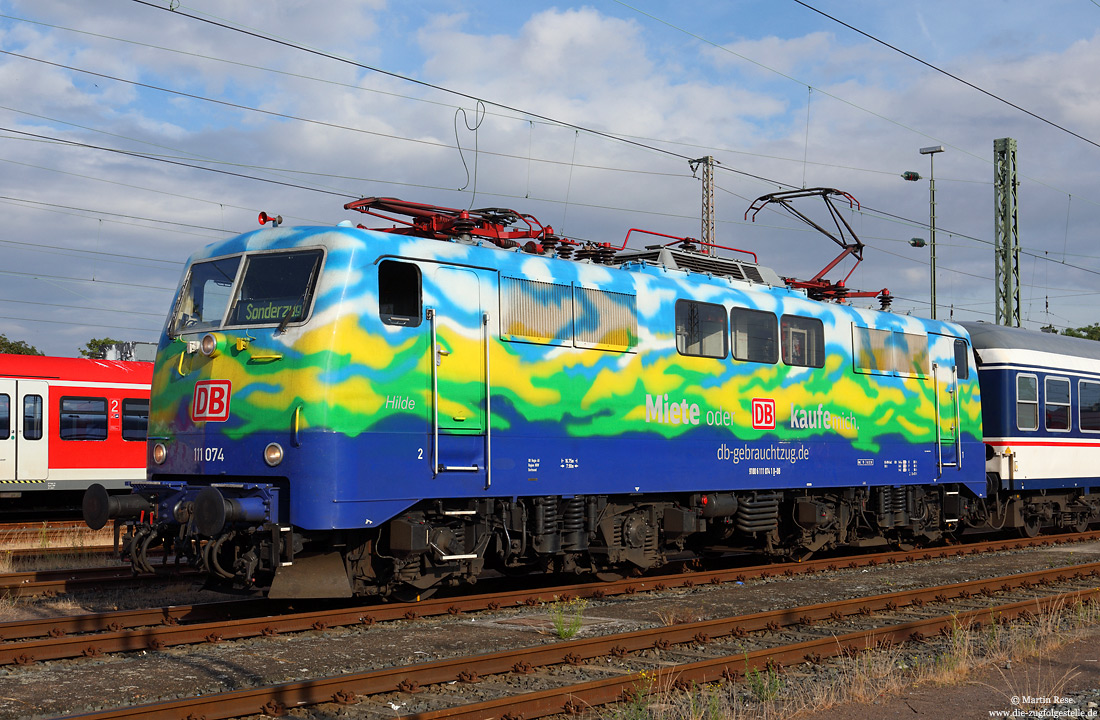 111 074 mit Namen Hilde in Toristikzuglackierung in Düsseldorf Abstellbahnhof