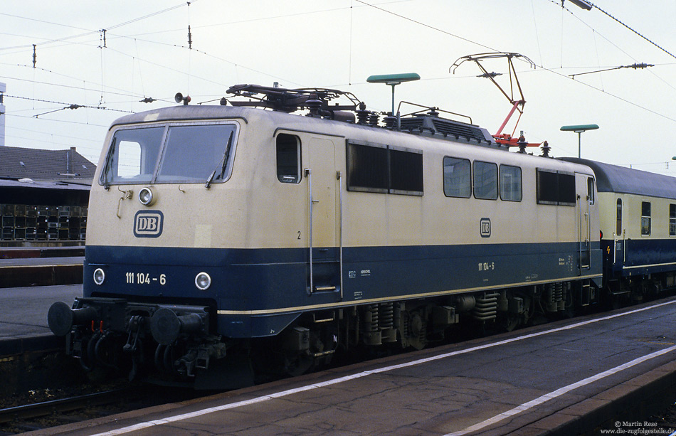 Am 20.7.1984 zeigte sich die Münchener 111 104 in Kassel Hbf