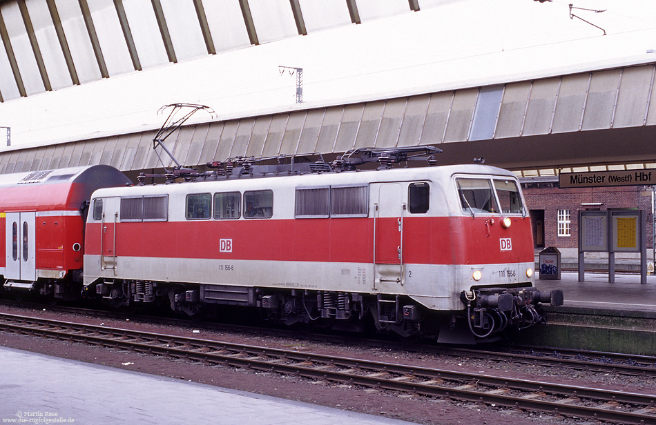 Die Aufnahme zeigt die mit der verkehrsroten Bauchbinde versehene 111 156 in Münster Hbf.