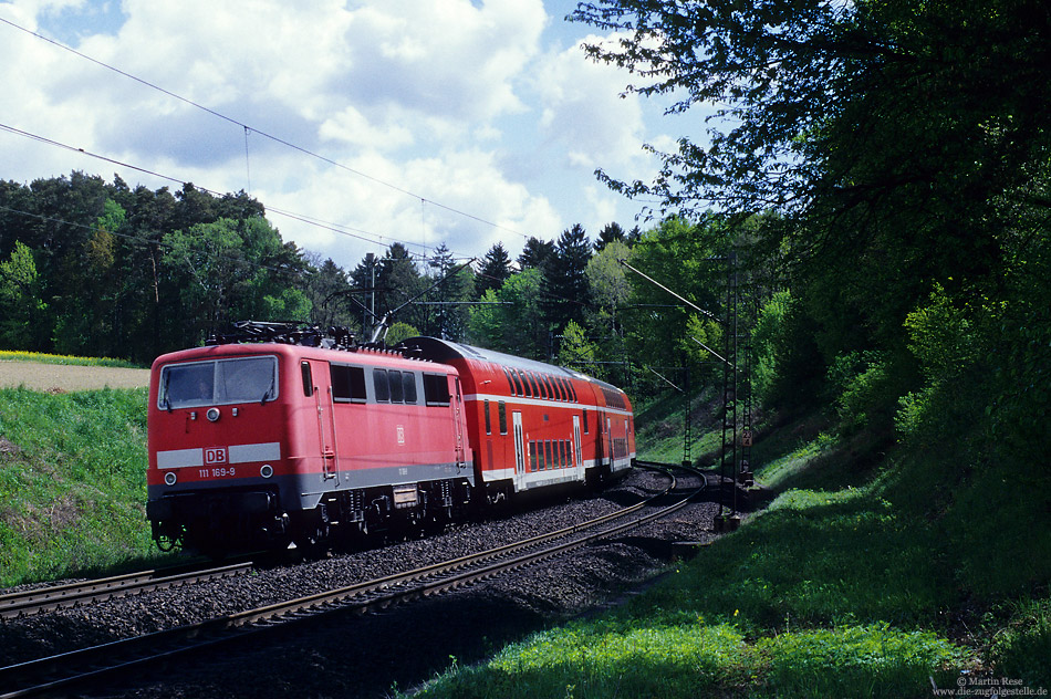 Am 11.5.2002 fuhr mir die 111 169 bei Beratzhausen vor die Linse.