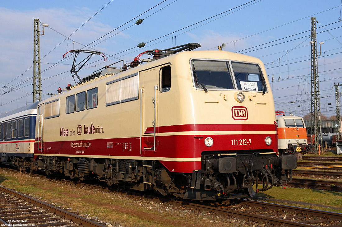 Im Einsatz für das Unternehmen TRI weilte die 111 212 am 2.3.2023 in Stuttgart Rosenstein. Die Lok bekam im Februar 2022 die rot/beige Lackierung und wird auch von DB-Gebrauchtzug vermietet. Eine TEE-farbene 111 hat es zur Bundesbahnzeiten nie gegeben!