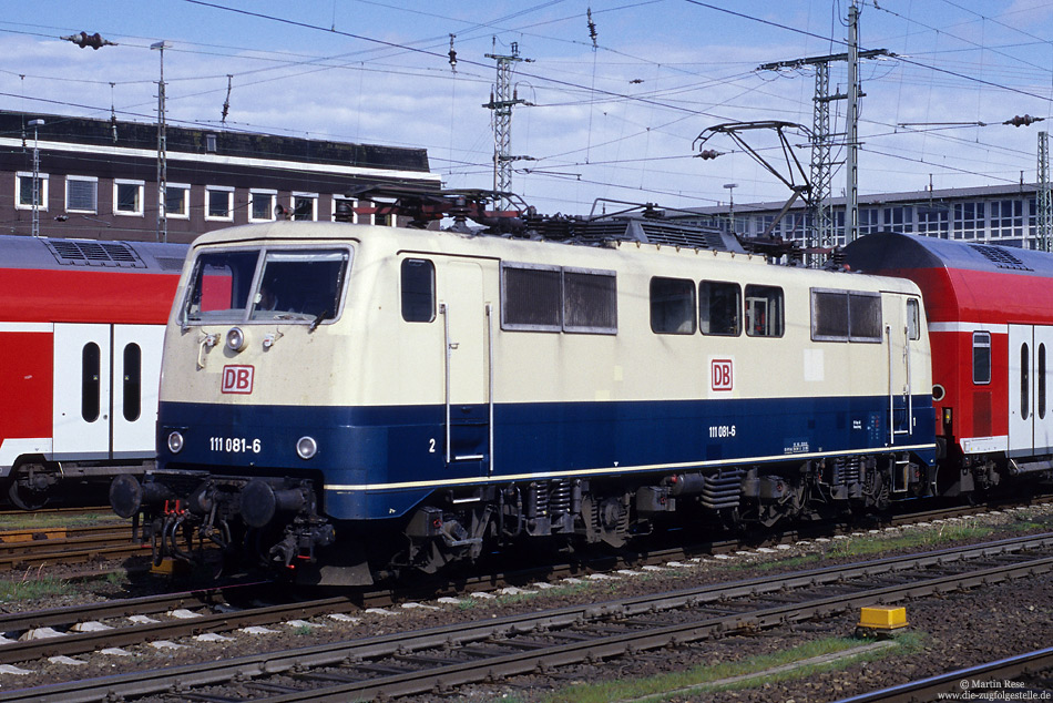 Am 29.4.2002 habe ich die 111 081 in Bremen Hbf fotografiert.    