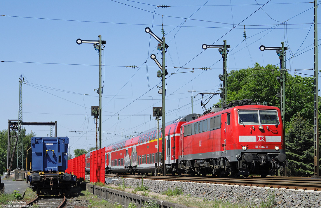 111 084 in verkehrsrot mit Formsignale im Bahnhof Meppen