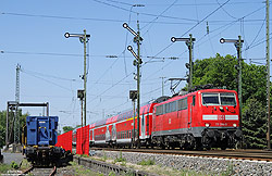 111 084 in verkehrsrot mit Formsignale im Bahnhof Meppen