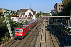 Ebenfalls auf dem RE4 unterwegs war am 22.9.2020 die 111 096 und passiert mit dem RE10422 nach Aachen das bekannte Motiv an der Schwebebahn bei Wuppertal-Oberbarmen.