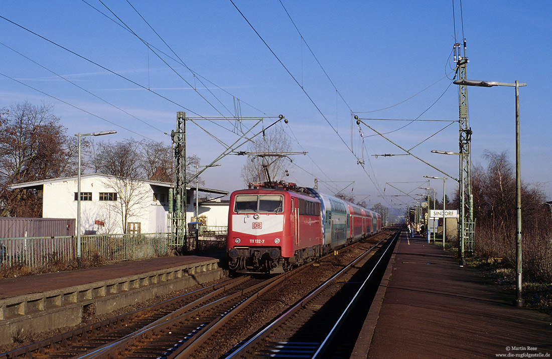 Mit 111 132 vor dem Steuerwagen passiert der RE10016 Bielefeld – Aachen den Bahnhof Sindorf ohne planmäßigen Halt.