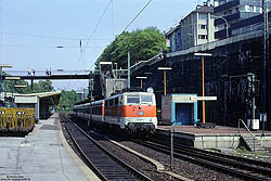 Am 13.5.1992 habe ich in Wuppertal Elberfeld die Düsseldorfer 111 138 mir der S8 nach Mönchengladbach fotografiert. 