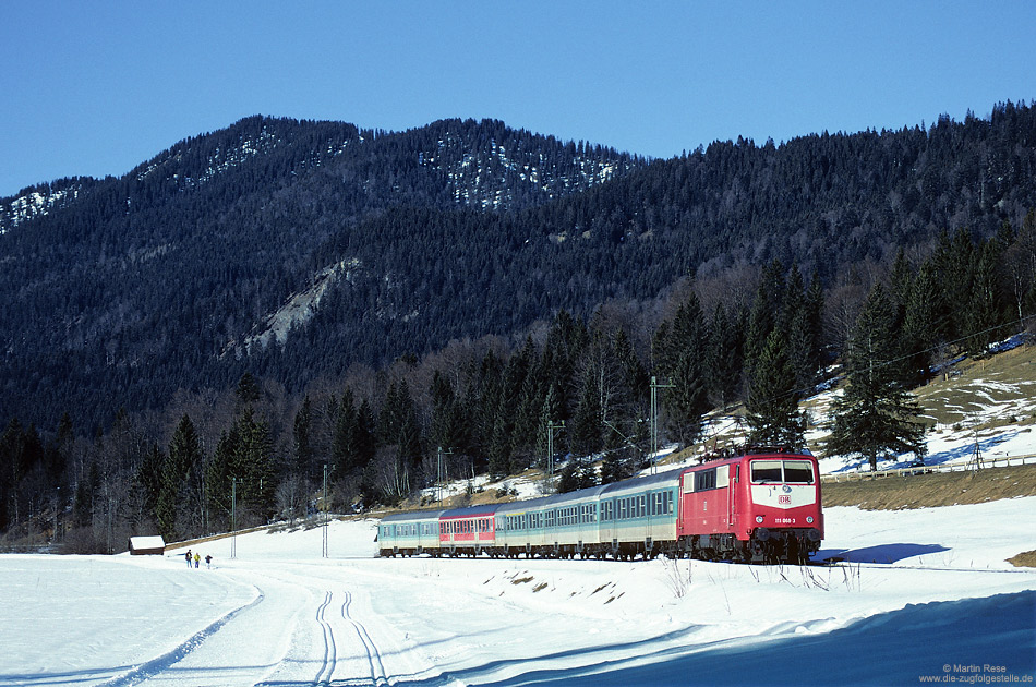 Am 19.1.1999 war die Lok fernab der Heimat im Münchener 111-Umlauf unterwegs und zog den RE5413 bei Klais nach Innsbruck.