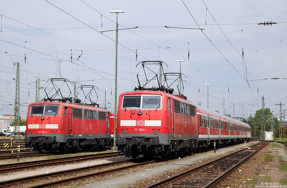 Im Bahnhof Basel Bad Bf. warten die Freiburger 111 048 und 111 050 auf den nächsten Einsatz