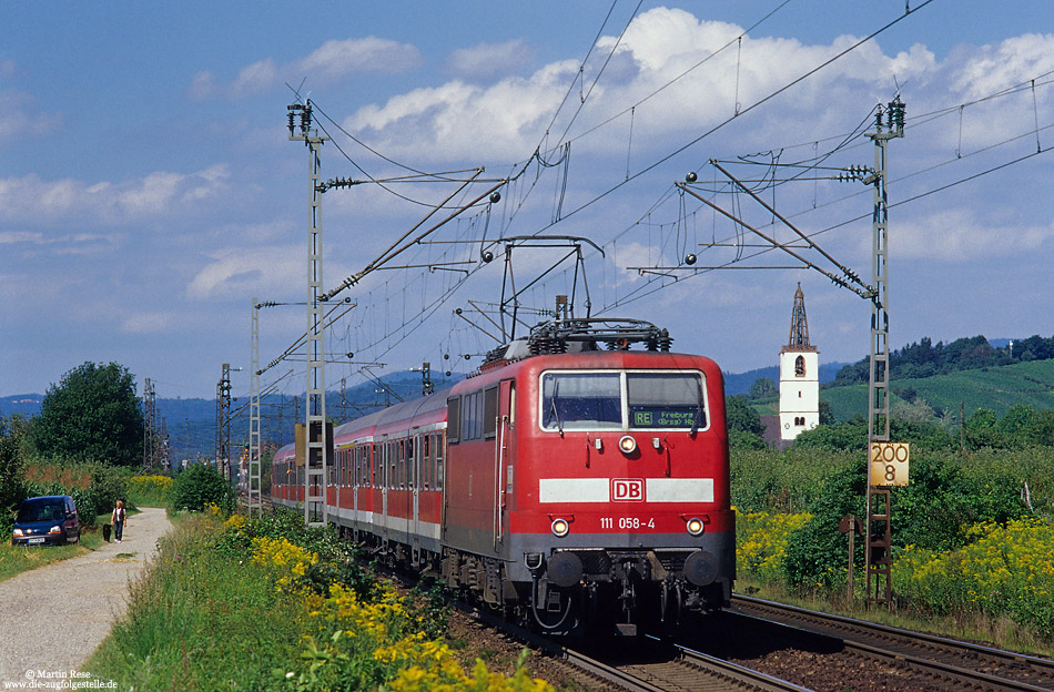 Auf dem Weg von Offenburg nach Freiburg hat die 111 058 vom Bw Freiburg soeben Denzlingen verlassen