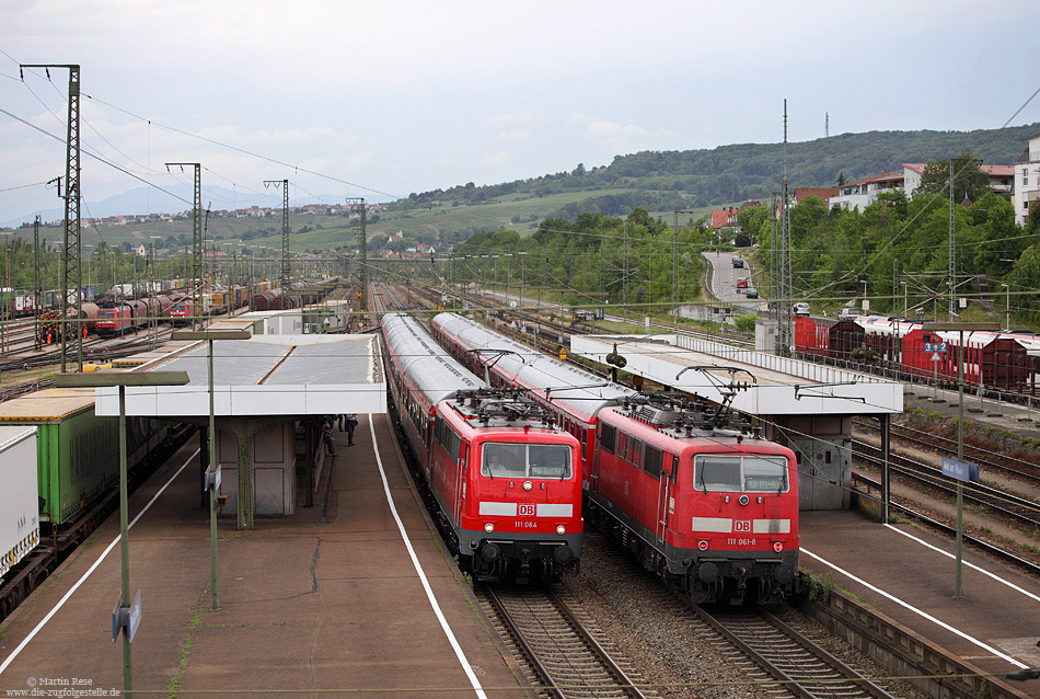 In Weil am Rhein begegnen sich die Freiburger 111 064 und 111 061