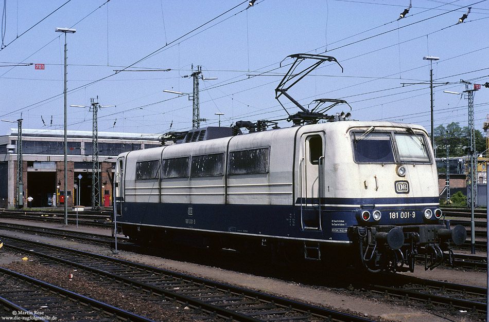 181 001 in oceanblau beige im Bw Saarbrücken