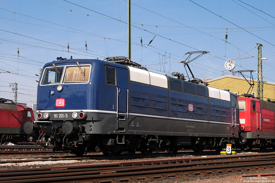 181 201 mit alten roten DB-Keks im Bw Frankfurt