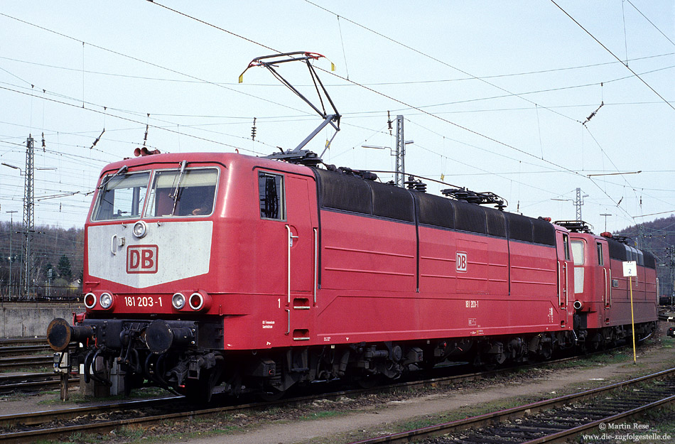 181 203 in orientrot im Bw Saarbrücken