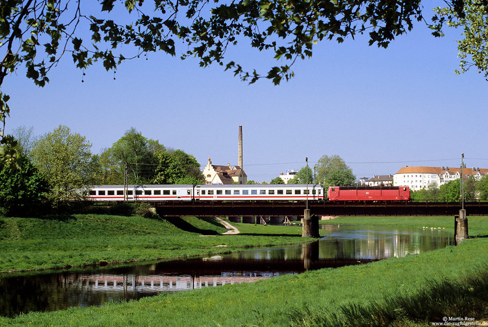 181 203 in orientrot mit EC65 auf der alten Murgbrücke in Rastatt