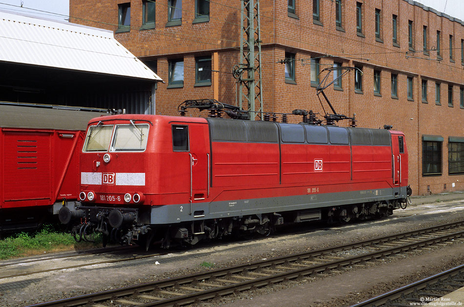 181 205 in verkehrsrot in Koblenz Hbf