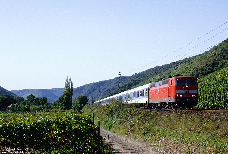 181 207 in verkehrsrot auf der Moselstrecke bei Pommern