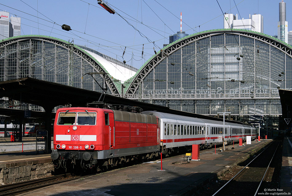 181 208 in verkehrsrot im Bahnhof Frankfurt am Main Hbf mit Bahnhofshalle