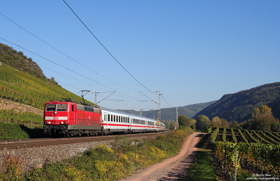 181 210 in verkehrsrot auf der Moselstrecke bei Pommern