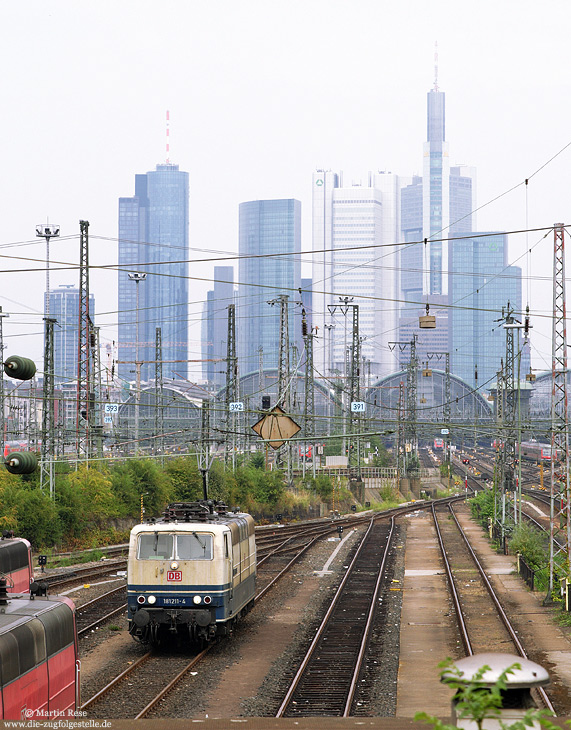 181 211 im Bahnhof Frankfurt am Main Hbf mit Skyline