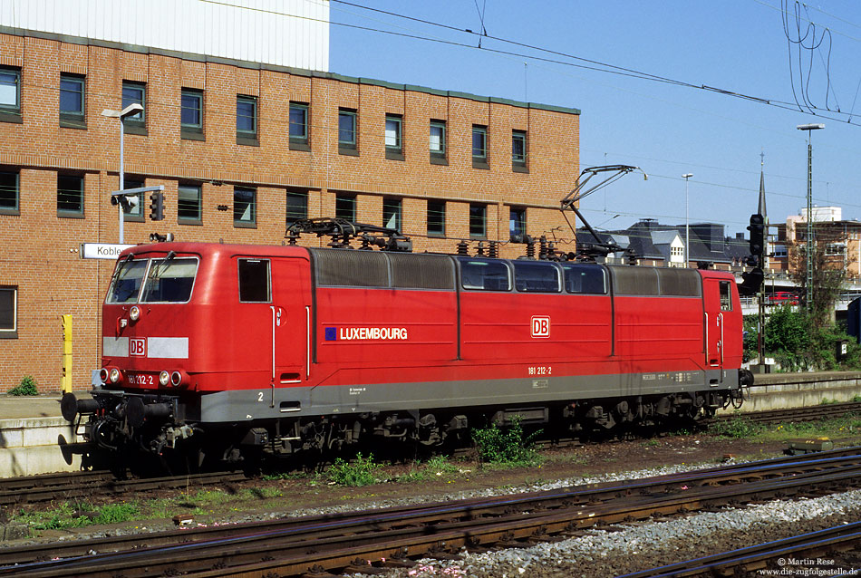 181 212 auf dem Namen Luxembourg getauft in verkehrsrot in Koblenz Hbf